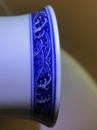 Een Chinese blauwwitte vaas met floraal decor, Qianlong merk, 19/20e eeuw