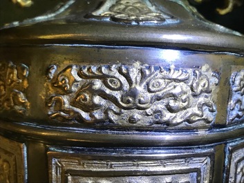 Deux vases en bronze, Chine, 19&egrave;me