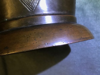 Deux vases en bronze, Chine, 19&egrave;me