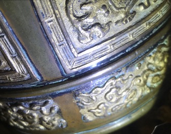 Deux vases en bronze, Chine, 19&egrave;me