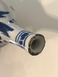 Vier kleine blauwwitte en kasjmier palet Delftse vaasjes, eind 17e eeuw