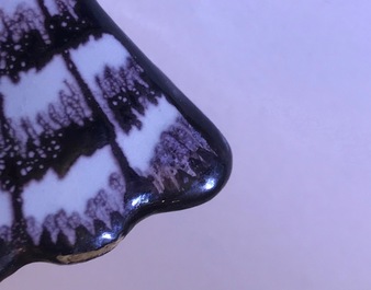 Un beurrier couvert en fa&iuml;ence polychrome de Delft en forme de pluvier, 18&egrave;me