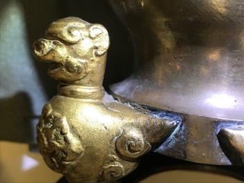 Deux vases en bronze, Chine, 19&egrave;me