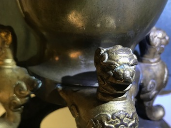 Deux vases en bronze, Chine, 19&egrave;me