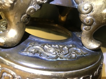 Deux vases en bronze, Chine, 19&egrave;me