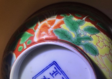 Een Chinese falancai kom met koraalrode fondkleur, Yongzheng merk en mogelijk periode