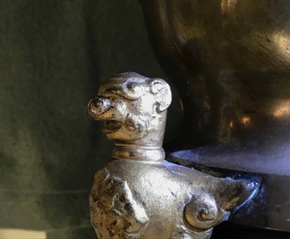 Deux vases en bronze, Chine, 19&egrave;me
