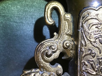 Deux vases en bronze, Chine, 19&egrave;me