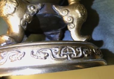 Deux vases en bronze, Chine, 19&egrave;me