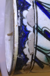 Een polychrome Iznik pul, Turkije, 17e eeuw