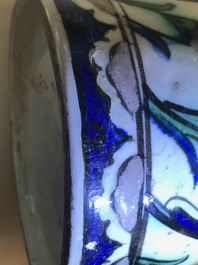 Een polychrome Iznik pul, Turkije, 17e eeuw