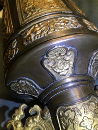 Deux vases en bronze, Chine, 19&egrave;me