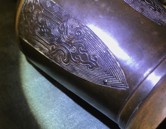 Deux vases en bronze, Chine, 19&egrave;me