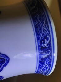 Een Chinese blauwwitte vaas met floraal decor, Qianlong merk, 19/20e eeuw