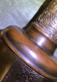 Deux vases en bronze, Chine, 19&egrave;me