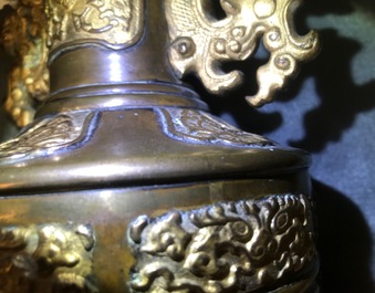 Deux vases en bronze, Chine, 19&egrave;me