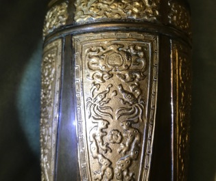 Deux vases en bronze, Chine, 19&egrave;me