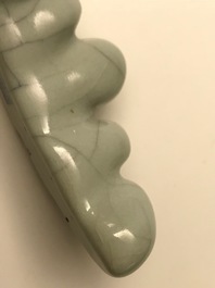 Een Chinese penselenrust met craquel&eacute; glazuur, Qianlong merk, 19/20e eeuw