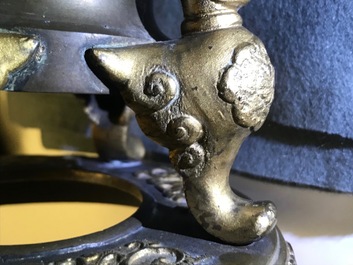 Deux vases en bronze, Chine, 19&egrave;me