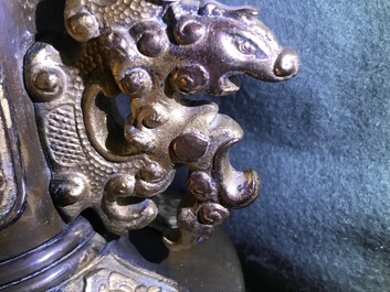 Deux vases en bronze, Chine, 19&egrave;me