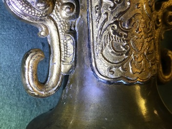 Deux vases en bronze, Chine, 19&egrave;me