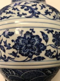 Een Chinese blauwwitte vaas met floraal decor, Qianlong merk, 19/20e eeuw