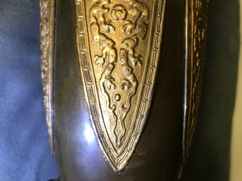 Deux vases en bronze, Chine, 19&egrave;me