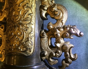 Deux vases en bronze, Chine, 19&egrave;me