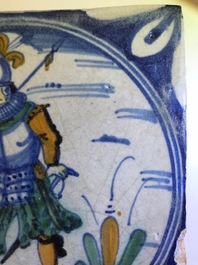 Un carreau en majolique polychrome &agrave; d&eacute;cor d'un soldat, Pays-Bas, 1er quart du 17&egrave;me