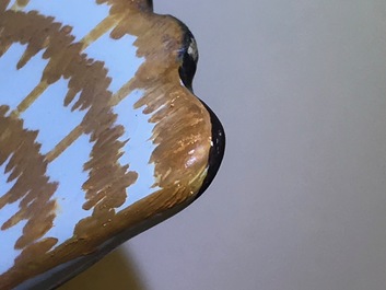 Un beurrier couvert en fa&iuml;ence polychrome de Delft en forme de pluvier, 18&egrave;me