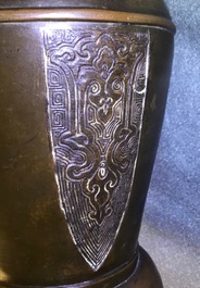 Deux vases en bronze, Chine, 19&egrave;me