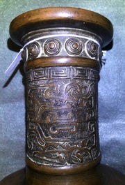 Deux vases en bronze, Chine, 19&egrave;me