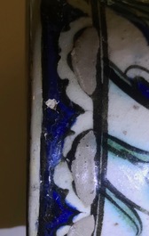 Een polychrome Iznik pul, Turkije, 17e eeuw