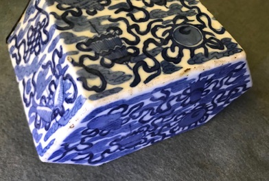 Een Chinese blauwwitte 'Bleu de Hue' altaarstand voor de Vietnamese markt, 19e eeuw