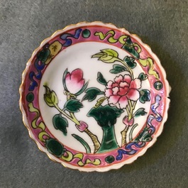 Une collection de tasses et soucoupes et un vase en porcelaine de Chine pour le march&eacute; Peranakan ou Straits, 19&egrave;me