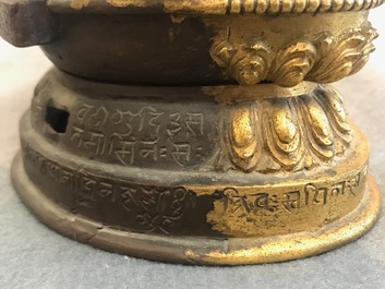 Un groupe de Manjusri et Prajnaparamita en bronze dor&eacute; &agrave; inscription, Tibet, 17/18&egrave;me