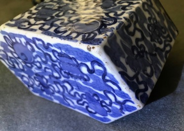 Een Chinese blauwwitte 'Bleu de Hue' altaarstand voor de Vietnamese markt, 19e eeuw