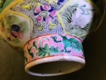 Une collection de tasses et soucoupes et un vase en porcelaine de Chine pour le march&eacute; Peranakan ou Straits, 19&egrave;me