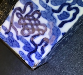 Een Chinese blauwwitte 'Bleu de Hue' altaarstand voor de Vietnamese markt, 19e eeuw