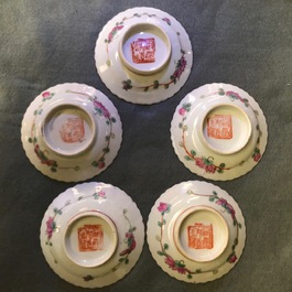 Une collection de tasses et soucoupes et un vase en porcelaine de Chine pour le march&eacute; Peranakan ou Straits, 19&egrave;me