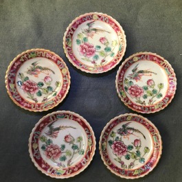 Une collection de tasses et soucoupes et un vase en porcelaine de Chine pour le march&eacute; Peranakan ou Straits, 19&egrave;me