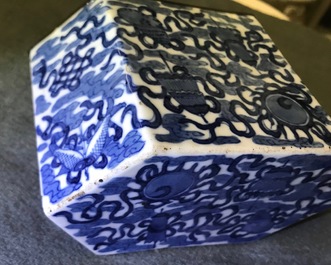 Een Chinese blauwwitte 'Bleu de Hue' altaarstand voor de Vietnamese markt, 19e eeuw