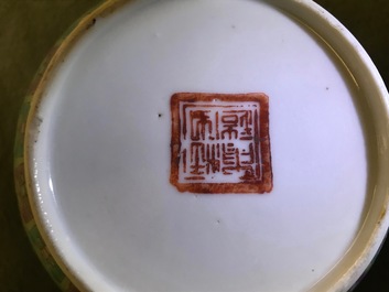 Une collection de tasses et soucoupes et un vase en porcelaine de Chine pour le march&eacute; Peranakan ou Straits, 19&egrave;me