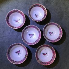 Une collection de tasses et soucoupes et un vase en porcelaine de Chine pour le march&eacute; Peranakan ou Straits, 19&egrave;me