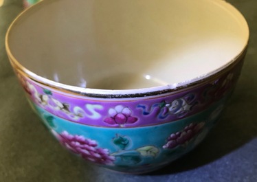 Une collection de tasses et soucoupes et un vase en porcelaine de Chine pour le march&eacute; Peranakan ou Straits, 19&egrave;me