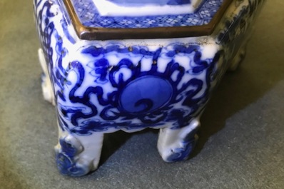 Een Chinese blauwwitte 'Bleu de Hue' altaarstand voor de Vietnamese markt, 19e eeuw