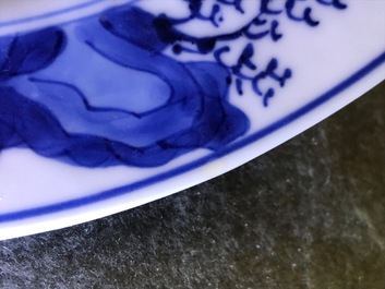 Deux assiettes en porcelaine de Chine bleu et blanc et famille verte, Kangxi