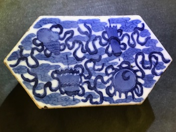 Een Chinese blauwwitte 'Bleu de Hue' altaarstand voor de Vietnamese markt, 19e eeuw