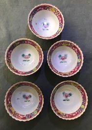Une collection de tasses et soucoupes et un vase en porcelaine de Chine pour le march&eacute; Peranakan ou Straits, 19&egrave;me