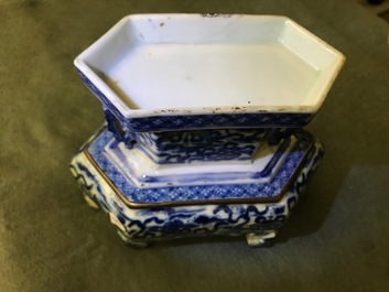 Een Chinese blauwwitte 'Bleu de Hue' altaarstand voor de Vietnamese markt, 19e eeuw
